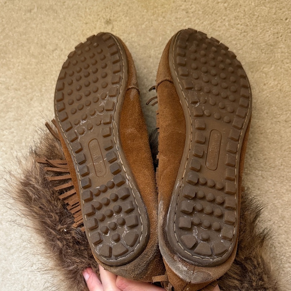 Minnetonka Tan Moccasin Booties with Faux Fur Trim - Picture 3 of 4